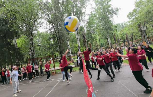 人在一起叫聚會，心在一起叫團隊，工作日全力以赴，嗨皮時熱情奔放！一起成長，一路向上，未來可期！